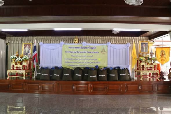 ในหลวงทรงพระกรุณาโปรดเกล้าฯ ให้องคมนตรี เชิญสิ่งของพระราชทานมอบแก่ราษฎรผู้ประสบอัคคีภัยชุมชนนิคมมักกะสัน เขตราชเทวี